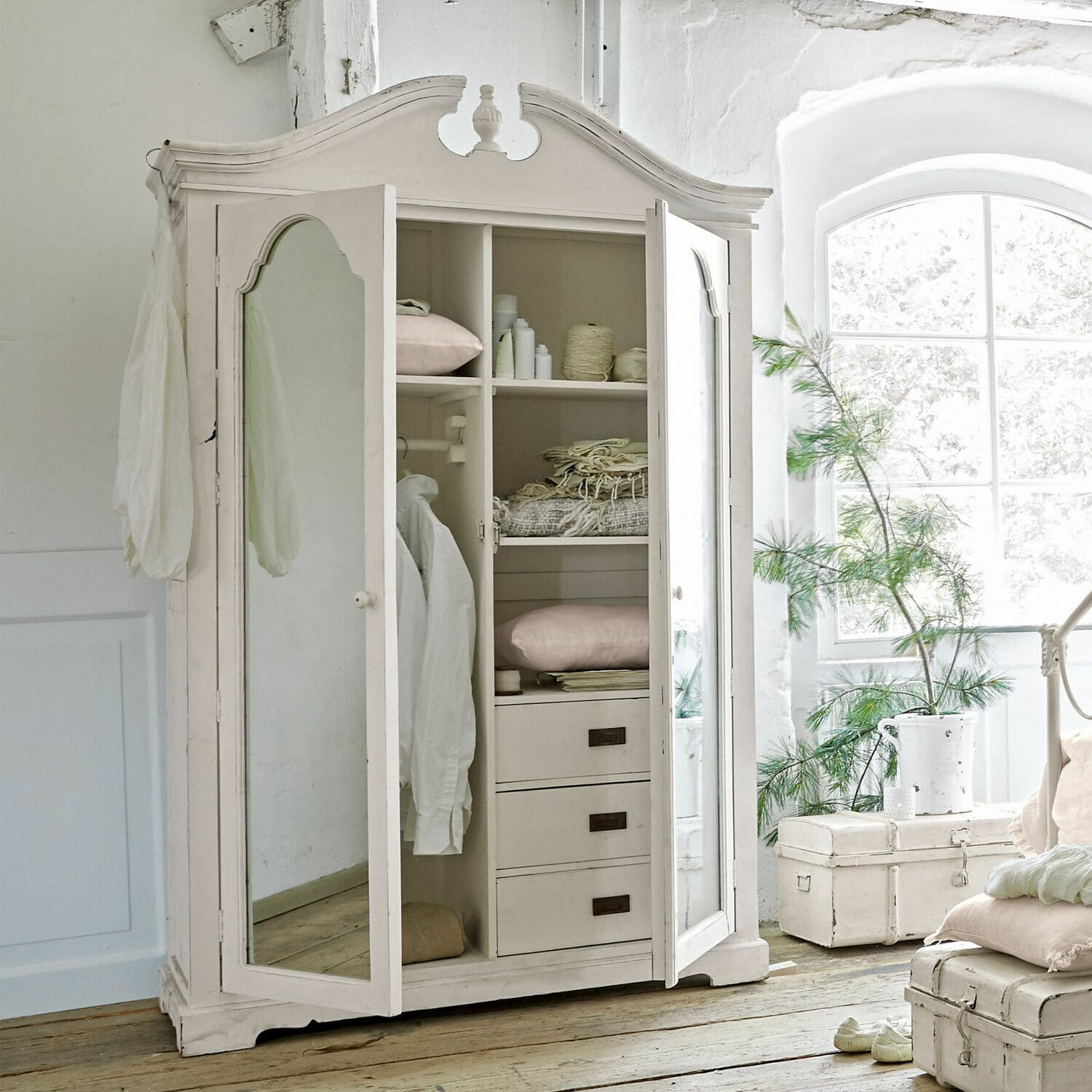 Armoire Somerset Blanc Vieilli | Loberon regarding