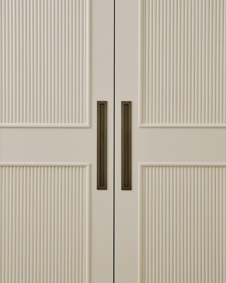 Reeded Wardrobe By Kudos Design &amp;amp; Build: Craftsmanship Display for Modern Solid Wood Wardrobe With Arched Door, Chocolate Mousse