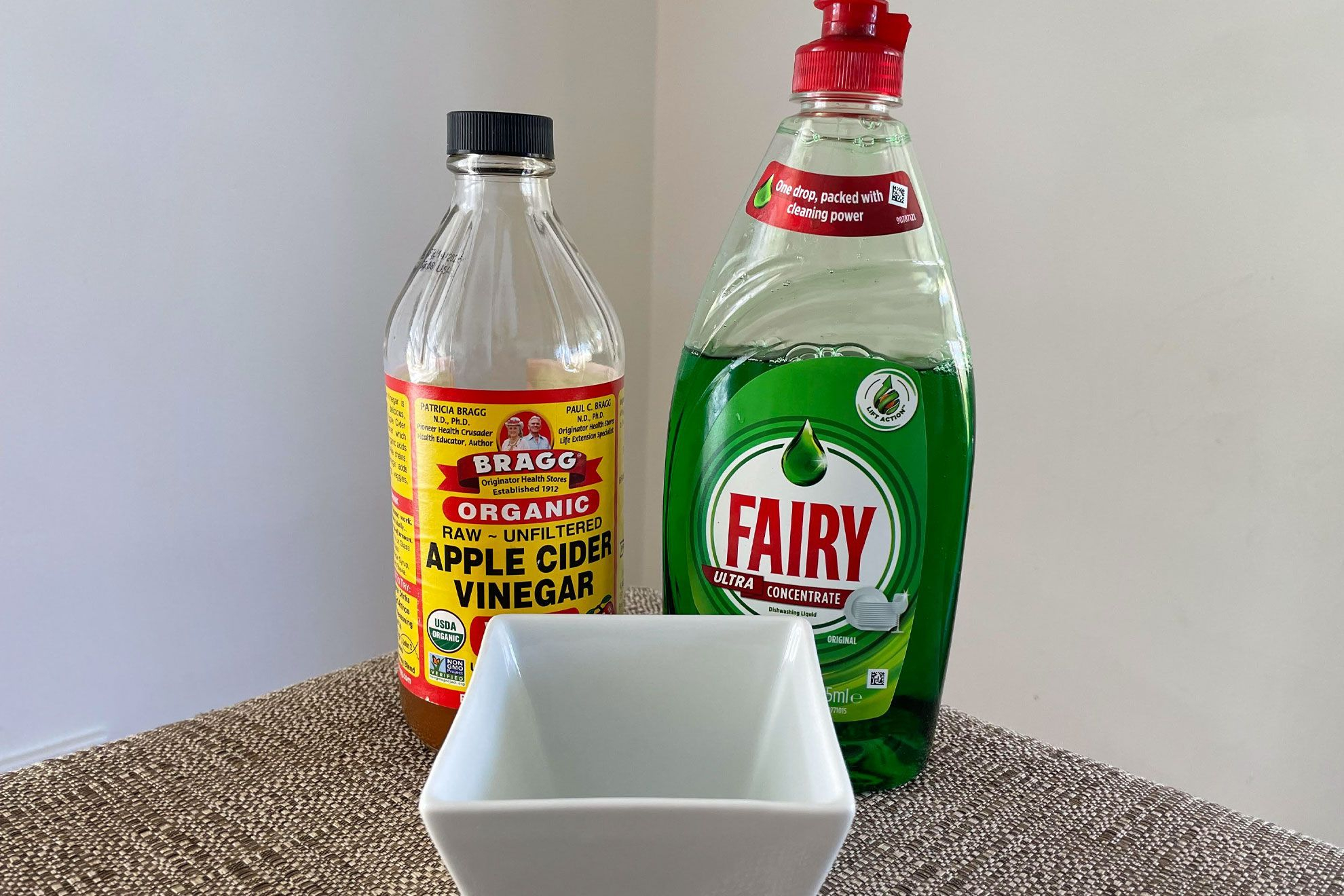 How To Get Rid Of Tiny Flies In House: Quick Solutions - Homecuddle in Quick Solutions for Getting Rid of Tiny Flying Insects Inside