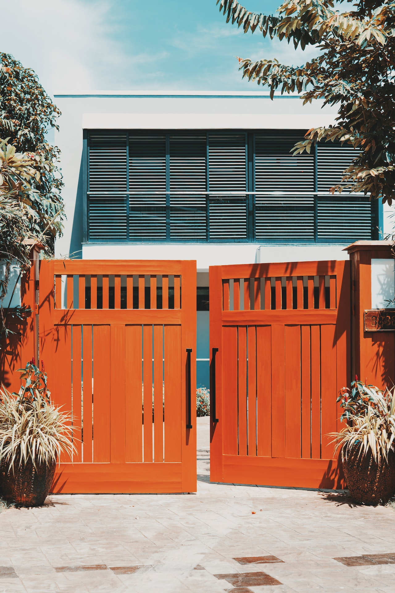 Popular screened entrance gate styles that work for different home types