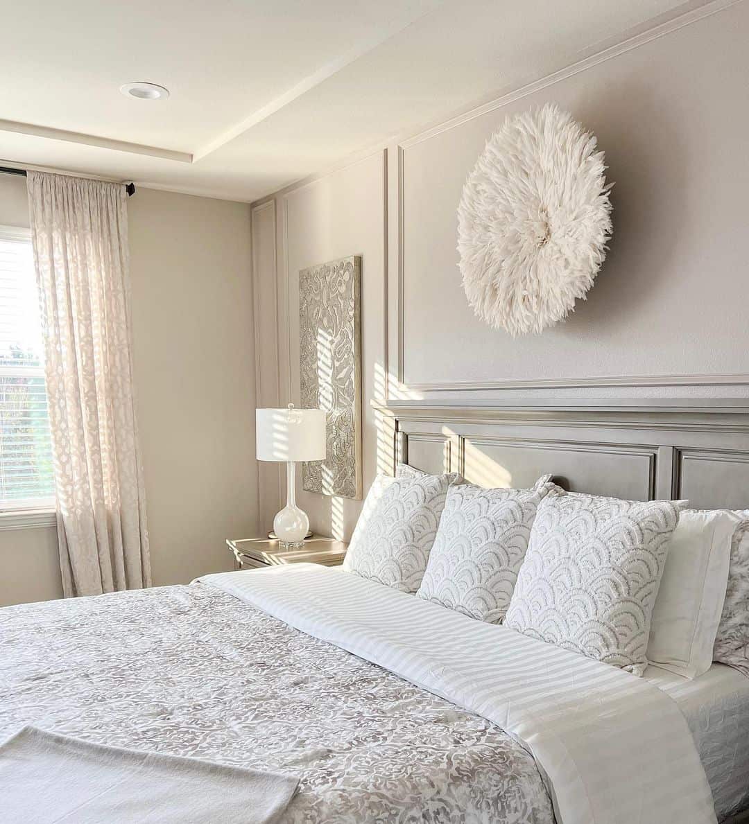 Designing a Cozy White Bedroom Using Layered Lighting and Natural Wood Textures