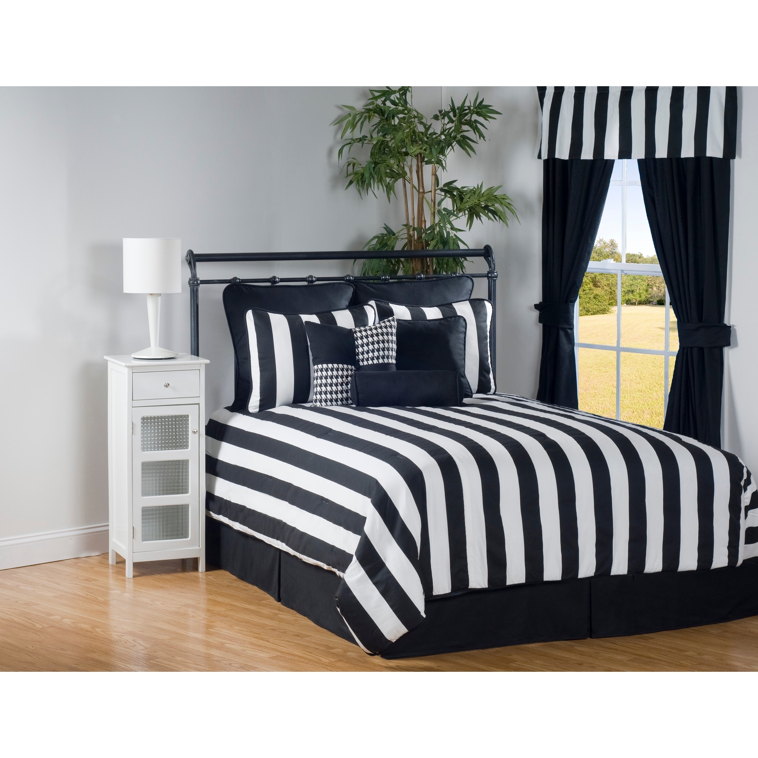 Essential Tips for Keeping Your Black and White King Bedding Looking Fresh 2