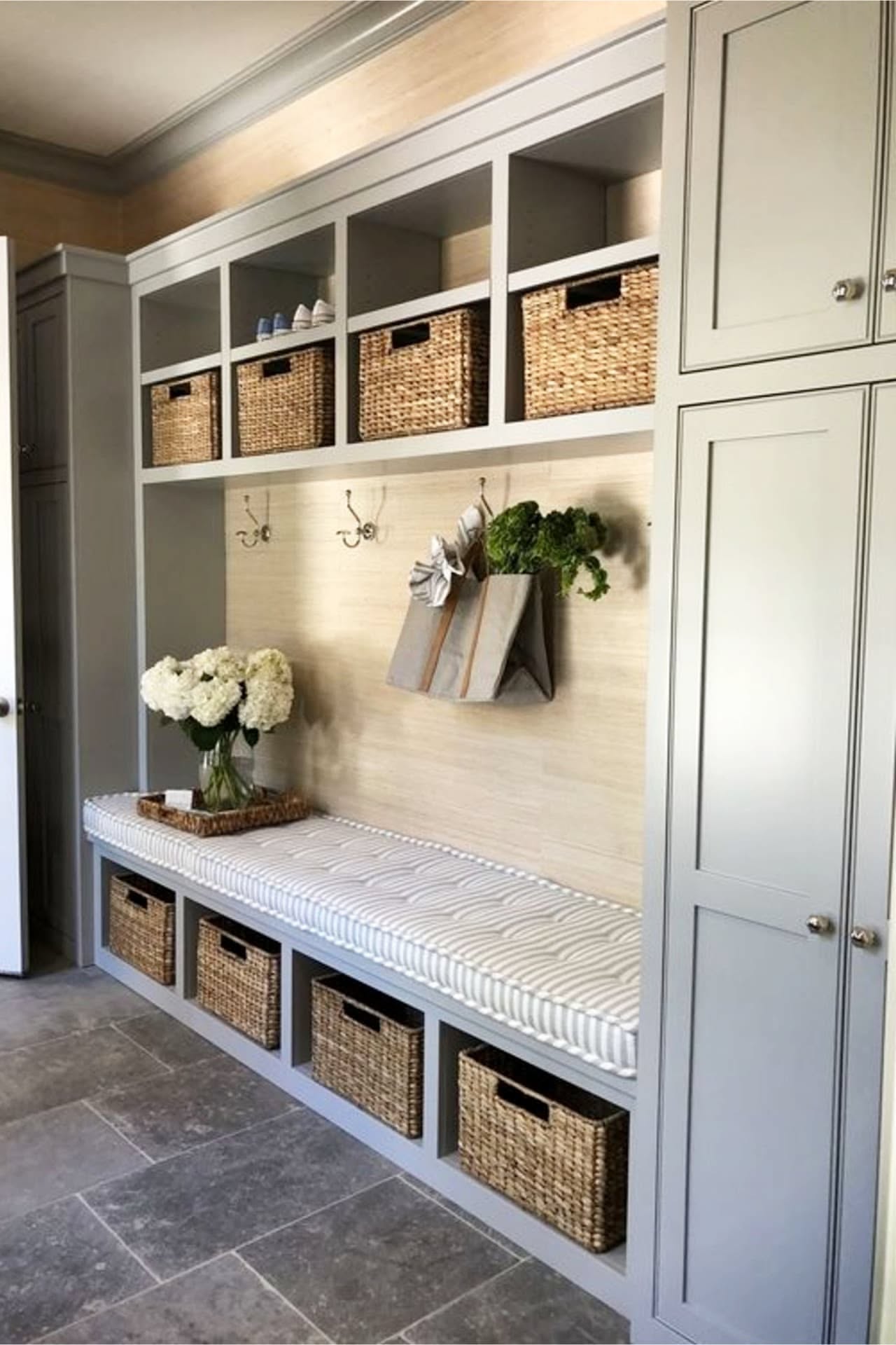 How to Design Mudroom Storage That Actually Keeps Your Family Organized 2