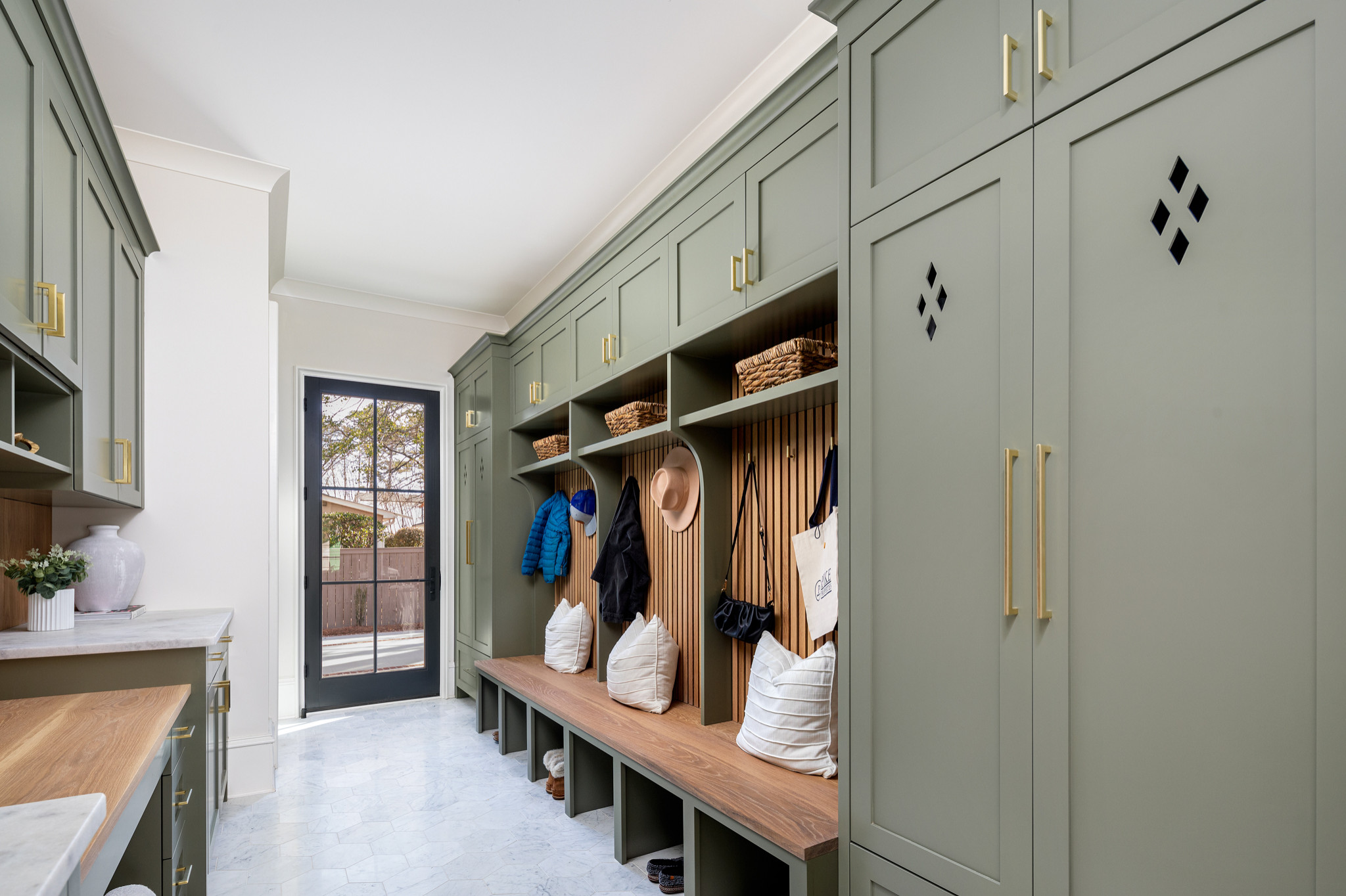 Practical Mudroom Cabinet Ideas for Families Who Value Clean Spaces 5