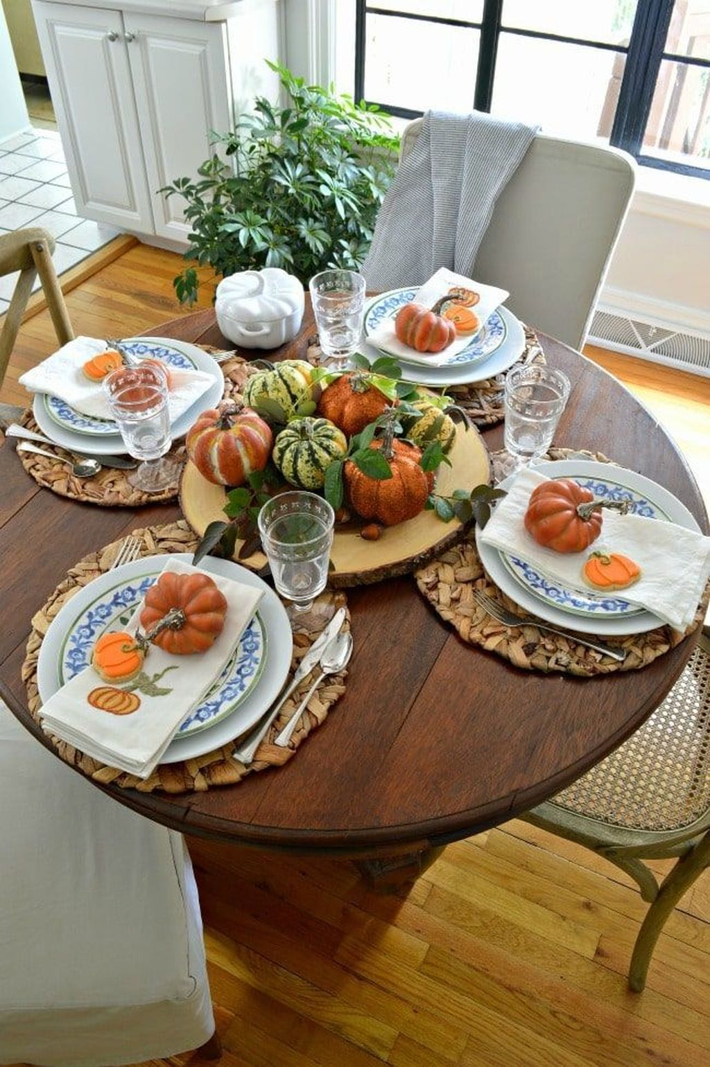 The Art of Setting a Welcoming Fall Table for Family and Friends 5