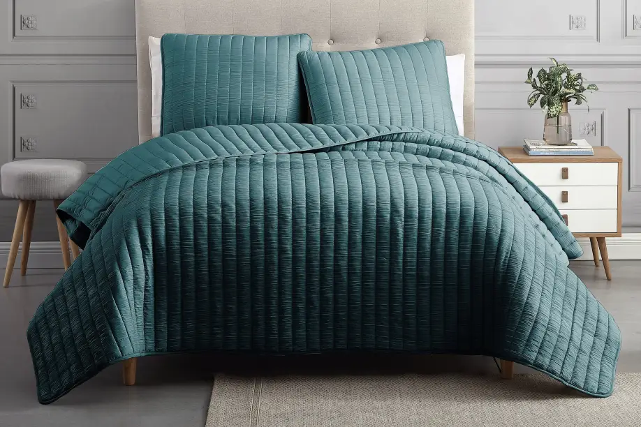 The Real Truth About Putting a King Sized Comforter on a Queen Mattress 5
