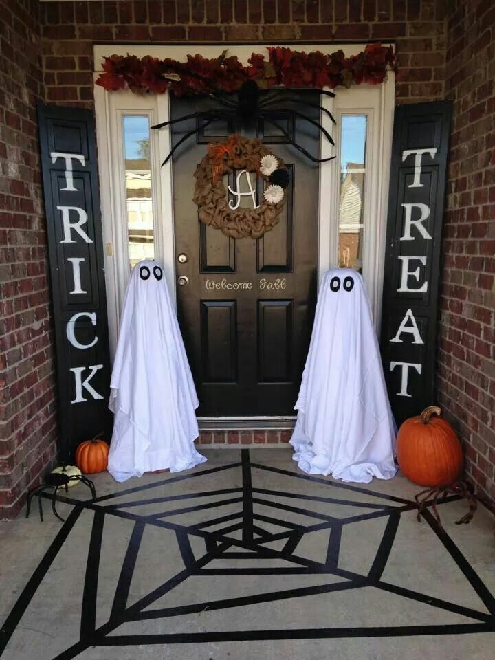 What years of interviewing top seasonal decorators taught me about crafting the perfect Halloween entrance