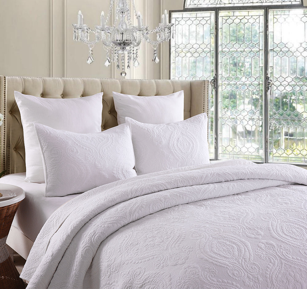 Why a Lightweight Coverlet Might Be the Missing Piece in Your Bedding 2