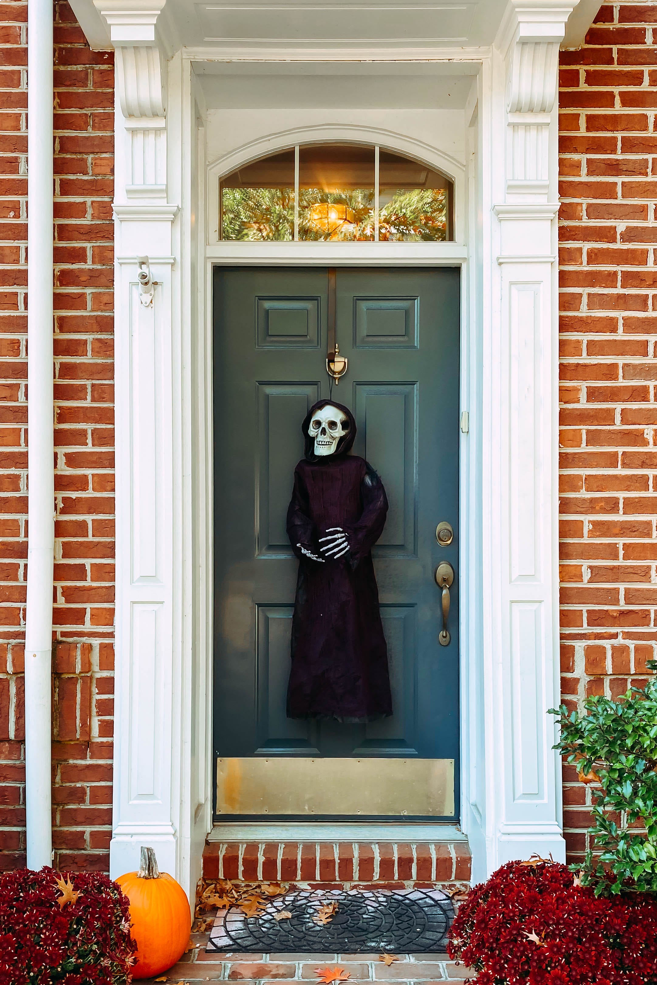 Why Layering Matters in Halloween Entrance Decor for 2026 4